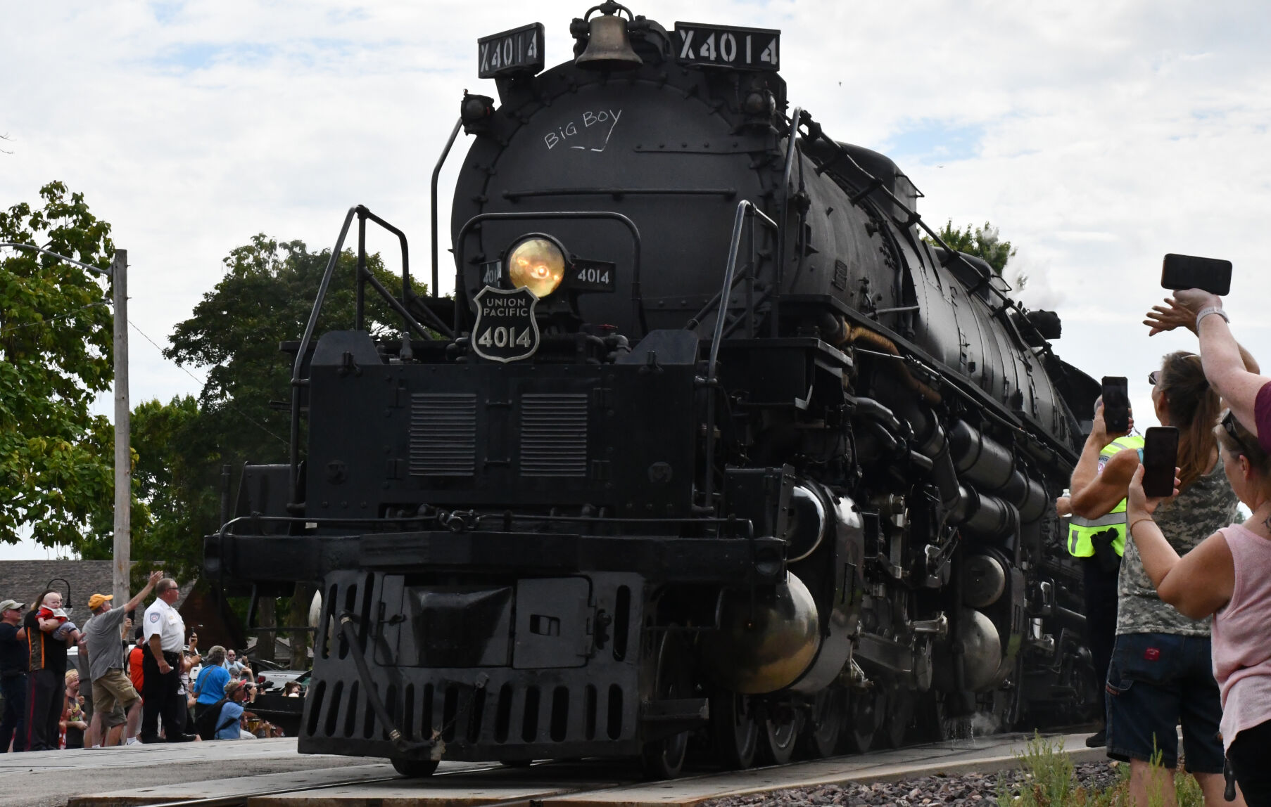 Spectators capture No. 4014's arrival